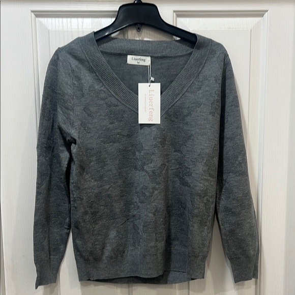 Sweaters - Luxeire Gray V-Neck Sweater NWT size M